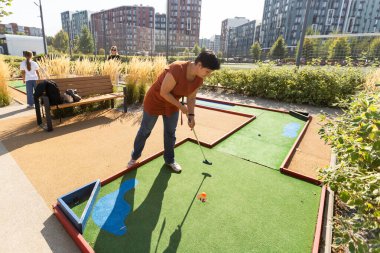 Yeşil çimenlikteki mini golf oyuncusu detayı. Yüksek kalite fotoğraf
