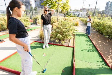 Golf sahası arkadaşları ayakta poz veren çocuklu insanlar. Yüksek kalite fotoğraf