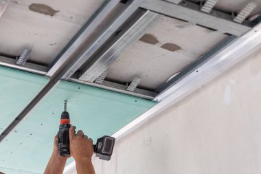 Çerçevenin altına monte edilmiş tavan. Yüksek kalite fotoğraf