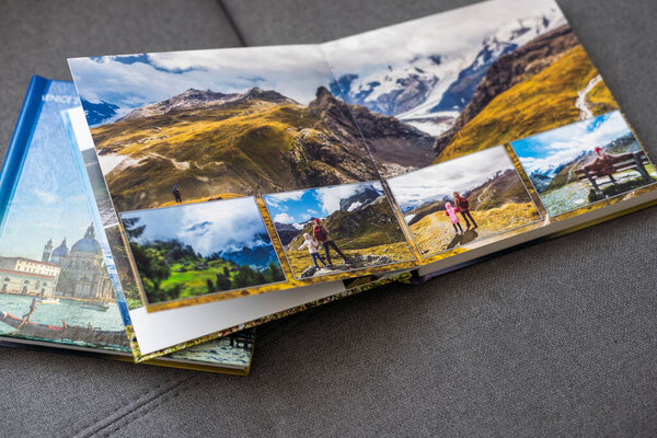 Два фотоальбома оформлены в красивом фотоальбоме. Представлено на белом фоне. Высокое качество фото