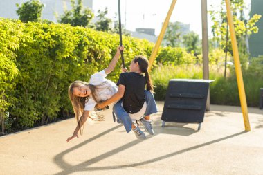 Okul bahçesindeki genç kızlar. Yüksek kalite fotoğraf