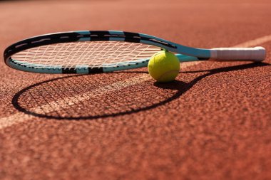 Tenis oyna. Tenis raketi ve tenis topunun kortta yatışı. Yüksek kalite fotoğraf