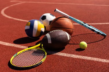 Amerikan futbolu, futbol topu, tenis raketi, tenis topu ve basketbol topu gibi çeşitli spor aletleri..