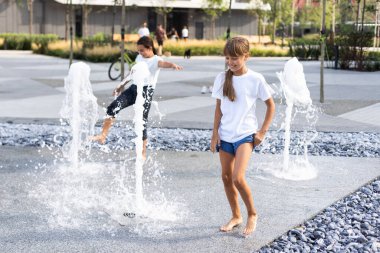 Suyla çeşmede oynayan mutlu çocuk. Yüksek kalite fotoğraf