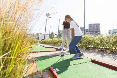 Yeşil çimenlikteki mini golf oyuncusu detayı. Yüksek kalite fotoğraf