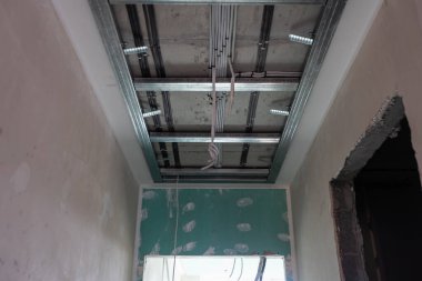 Tavanın metal iskeleti, ses yalıtımı, bir apartman dairesinin tamiri sırasında. Yüksek kalite fotoğraf