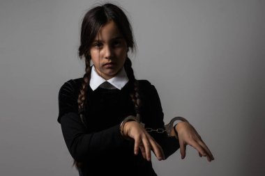 Karanlık bir arka planda gotik tarzda örgülü bir kız.