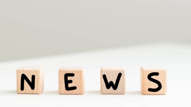 Ofisteki bir masada tahta haber tabelası. Yüksek kalite fotoğraf