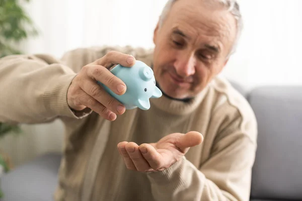 Senior Man Met Spaarvarken Planning Van Financiële Zekerheid Economie Besparingen — Stockfoto