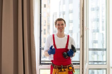 Yeni dairenin camlarını tamir eden bir tamirci