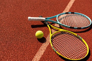 Tenis kortunda tenis topu olan tenis raketi. Yüksek kalite fotoğraf
