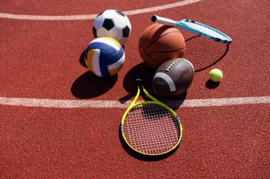 Spor aletleri, raketler, tenis topları futbol ve basketbol topları..