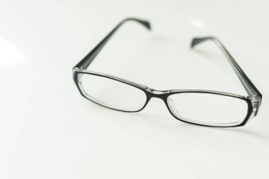 Siyah çerçeveli gözlük, beyaz arka planda izole edilmiş, miyop, dar görüşlü veya prebyopia gözlükler.