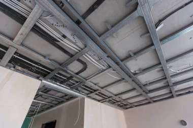 Çerçevenin altına monte edilmiş tavan. Yüksek kalite fotoğraf