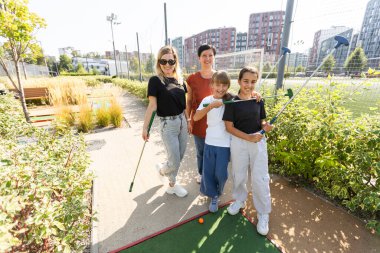 Yeşil çimenlikteki mini golf oyuncusu detayı. Yüksek kalite fotoğraf