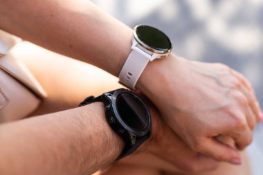 Kol saatinde ve beyaz arka planda. Yüksek kalite fotoğraf