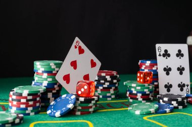 Kumarhane zarı USD 100 banknotla sığ alan derinliğinde. Yüksek kalite fotoğraf