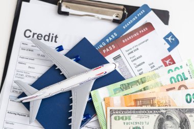 Covid-19 salgını sırasında seyahat etmek. Yüzü maskeli ve seyahat belgeli bir uçak modeli. Yüksek kalite fotoğraf