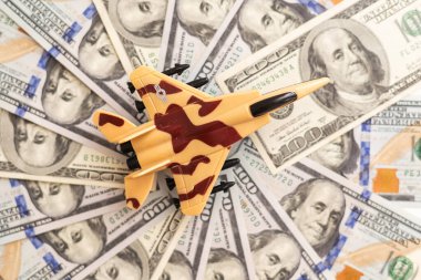 Askeri oyuncak uçak jet uçağı. Beyaz arka planda izole edilmiş bir avcı uçağı. Yüksek kalite fotoğraf