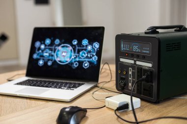 Video prodüksiyon ya da video çekimi sahneleri. Kulaklıklar, video ekipmanları. Yüksek kalite fotoğraf