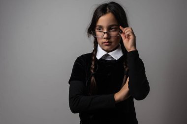 Çarşamba Addams. Kızgın kız öğrenci..