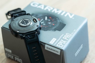 Kyiv, Ukrayna, 29 Eylül 2023 Garmin Fenix 7 güneş gözlüğü beyaz arka planda. Yüksek kalite fotoğraf