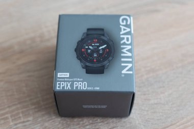 Kyiv, Ukrayna - 29 Eylül. 2023: fotoğraf Garmin Fenix spor saati. Açık hava ve kapalı mekan sporları için fitness eğitimi veren akıllı çoklu spor GPS saati. Yüksek kalite fotoğraf
