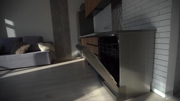 在厨房里打开干净的空洗碗机 特写镜头 — 图库视频影像