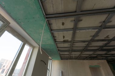 Çerçevenin altına monte edilmiş tavan. Yüksek kalite fotoğraf