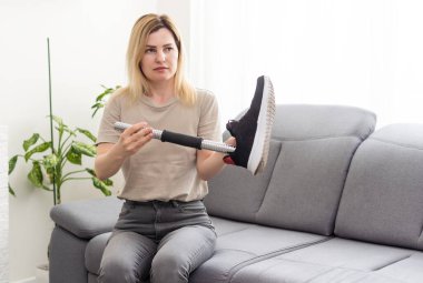 Kadın teknisyen modern protez bacağın parçalarını birleştirip onarıyor. Yüksek kalite fotoğraf