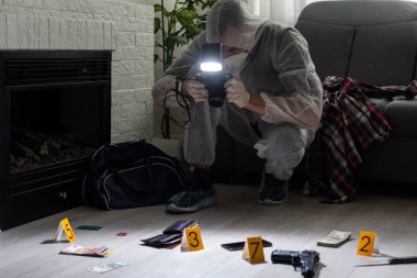 Kriminoloji uzmanı olay yerinden kanıt topluyor. Yüksek kalite fotoğraf
