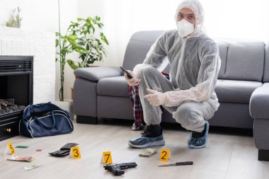 Kriminoloji uzmanı olay yerinden kanıt topluyor. Yüksek kalite fotoğraf