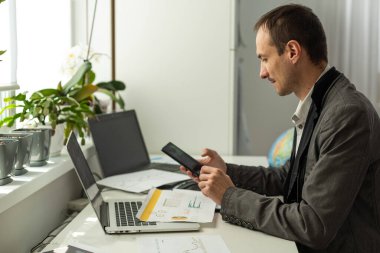 Hisse senetleri çevrimiçi. Modern ofisindeki bilgisayarlarda grafik ve çizelge üzerinde çalışan genç işadamı ya da tüccarın arka planı. Yüksek kalite fotoğraf