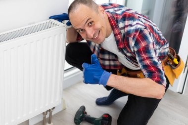 Merkezi ısıtma teknisyeni ve tamirci ev radyatörü, gaz krizi ve mevsimsel sorunları tamir ediyor. Yüksek kalite fotoğraf