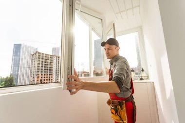 Camların tamiri ve montajı konusunda uzman. PVC pencerelerindeki lastik contaları değiştiriyor. Yüksek kalite fotoğraf