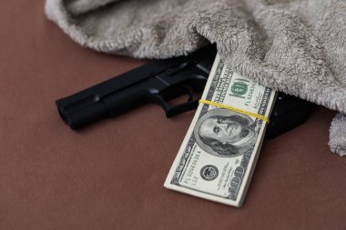 Amerikan dolarlarının üzerindeki tabanca - suçlu para konsepti. Yüksek kalite fotoğraf