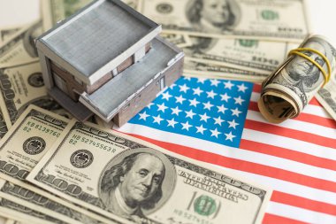 Yüz Dolarlık Faturaların Katmanı 'ndaki Küçük Model Evi. Yüksek kalite fotoğraf