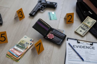 İkamet yerinin zemininde kanıt işaretleri ve eşyalar var. Yüksek kalite fotoğraf