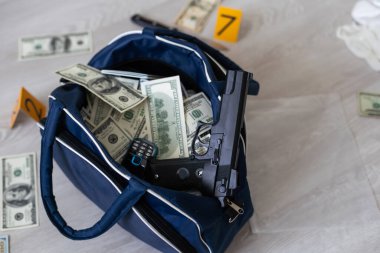 Plastik torbada yığınla para var. Yüksek kalite fotoğraf