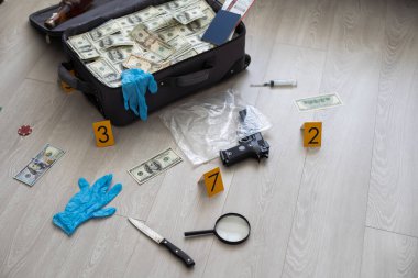 Paralar valizin içinde. Bir çantada Amerikan Doları. Yüksek kalite fotoğraf. Yüksek kalite fotoğraf