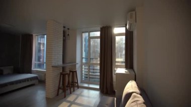 Mutfak alanı ve ahşap zemin ile modern küçük Oda.