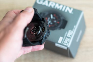 Kyiv, Ukrayna - 29.09.2023: Garmin Fenix 7 Saphire Solar. Yüksek kalite fotoğraf