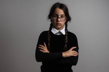 Cadılar Bayramı. Takım elbiseli bir kız. Tatil günü. Hallowmas. Çarşamba Addams. Addams Ailesi. Reenkarnasyon. Kostümlü. Cadılar Bayramı için fikir. Bir kızın portresi.