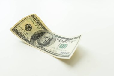 Beyaz arka planda 100 dolarlık banknot. Amerikan ulusal para birimi. Yüksek kalite fotoğraf