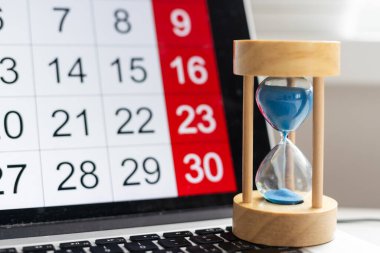 Kum saati ve takvim yakın çekim. Yüksek kalite fotoğraf