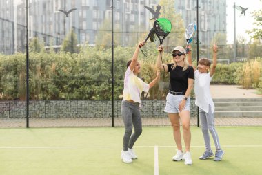 Anne ve kızları dışarıda Padel oynuyorlar. Yüksek kalite fotoğraf