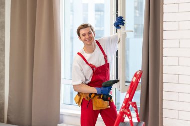 İçeriye plastik pencere kuran işçiler, yakın çekim görüntüsü.