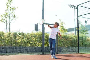 Ellerinde raketle tenis oynayan hoş bir kız. Yüksek kalite fotoğraf