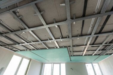 Tavanın metal iskeleti, ses yalıtımı, bir apartman dairesinin tamiri sırasında. Yüksek kalite fotoğraf