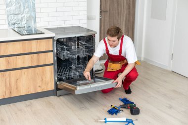 Tam uzunlukta mutfak tornavida ile bulaşık makinesi tamiri tamircisi